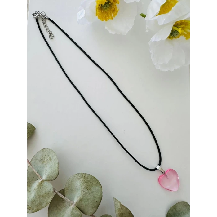 Pembe Kalp Kolye – Siyah İpli El Yapımı Tasarım