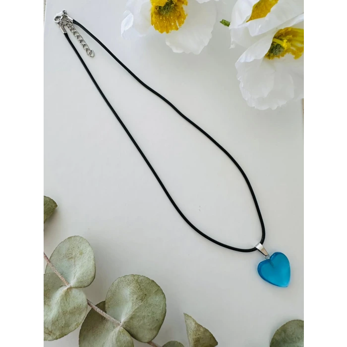Açık Mavi Kalp Kolye – Siyah İpli El Yapımı Tasarım