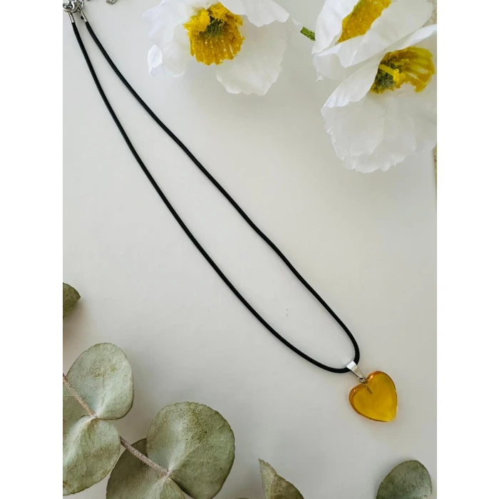 Açık Sarı Kalpli Kolye – Siyah İpli El Yapımı Tasarım
