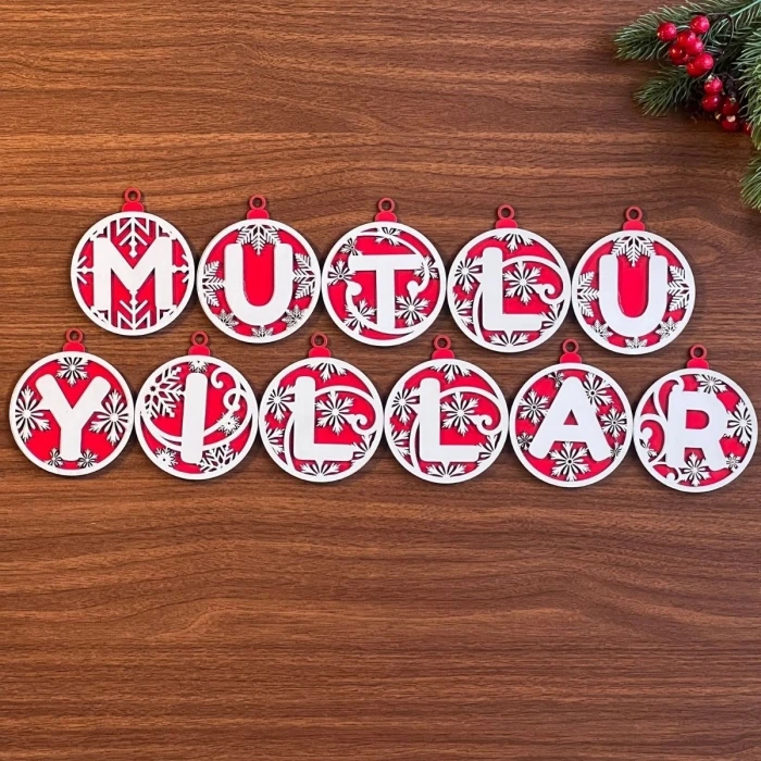 İpek Yıldızı® 11 Harfli Kırmızı Beyaz İpli MUTLU YILLAR Yazılı Ahşap Yılbaşı Ağaç Süsü