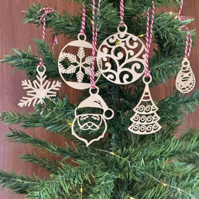 İpek Yıldızı® 6 Parça Kırmızı Beyaz İpli Noel Babalı ve Kar Tanesi Model Ahşap Yılbaşı Ağaç Süsü