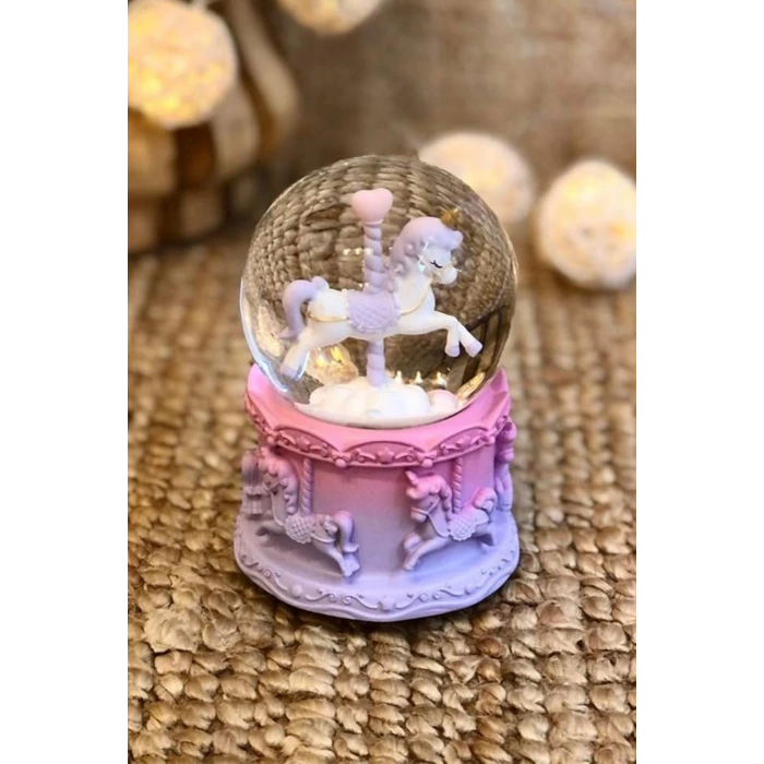 Pilli Işıklı Müzikli Kar Küresi–At Figürlü Eğlenceli Masaüstü Biblo, LED Aydınlatmalı Dekoratif Hediyelik Kar Küresi