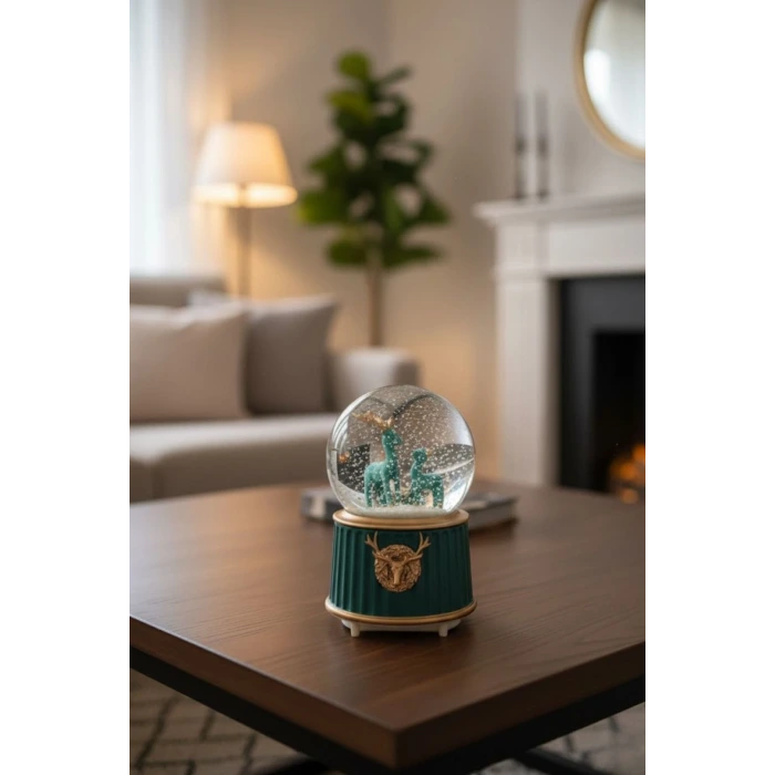 Pilli Işıklı Müzikli Kar Küresi–İki Geyikli Yeşil Figürlü Eğlenceli Masaüstü Biblo, LED Aydınlatmalı Dekoratif Hediyelik Kar Küresi