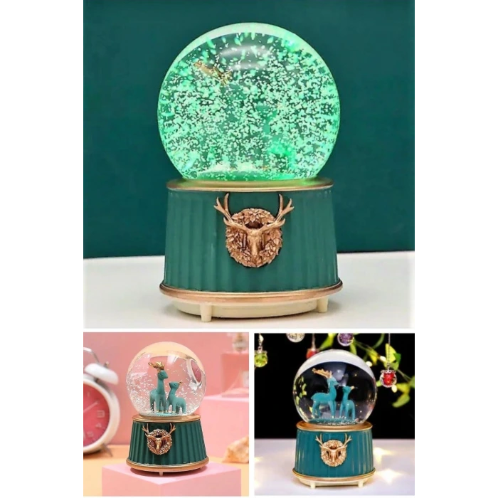 Pilli Işıklı Müzikli Kar Küresi–İki Geyikli Yeşil Figürlü Eğlenceli Masaüstü Biblo, LED Aydınlatmalı Dekoratif Hediyelik Kar Küresi