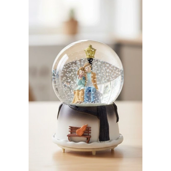 Pilli Işıklı Müzikli Kar Küresi–Kış Masalı Bankta Sevgili Figürlü Eğlenceli Masaüstü Biblo, LED Aydınlatmalı Dekoratif Hediyelik Kar Küresi