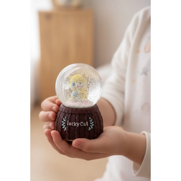 Pilli Işıklı Müzikli Kar Küresi–Şanslı Kedi Figürlü Eğlenceli Masaüstü Biblo, LED Aydınlatmalı Dekoratif Hediyelik Kar Küresi