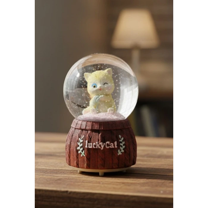 Pilli Işıklı Müzikli Kar Küresi–Şanslı Kedi Figürlü Eğlenceli Masaüstü Biblo, LED Aydınlatmalı Dekoratif Hediyelik Kar Küresi