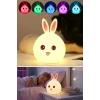 5 Farklı Renk Modlu Tavşan Figürlü Pofuduk LED Gece Lambası–Yumuşak Dokulu Çocuk Odası ve Dekoratif Şarjlı Ortam Işığı