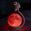 İpek Yıldızı® 3D Ay Üzerinde Astronot LED Gece Lambası – Dokunmatik 10 Renk Değiştiren Dekoratif Çocuk Odası Masaüstü Ay Lambası