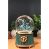 Pilli Işıklı Müzikli Kar Küresi–İki Geyikli Yeşil Figürlü Eğlenceli Masaüstü Biblo, LED Aydınlatmalı Dekoratif Hediyelik Kar Küresi