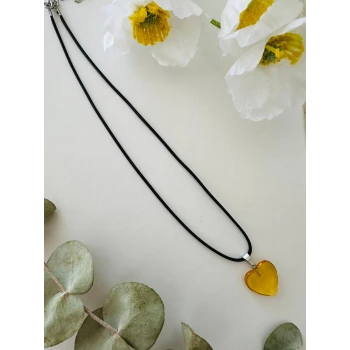 Açık Sarı Kalpli Kolye – Siyah İpli El Yapımı Tasarım