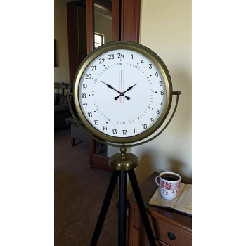 Eskitme 24 Saat Göstergeli Özel Tasarım Tripod Ayaklı Saat