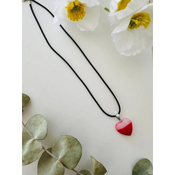 Kırmızı Beyaz Kolye – Siyah İpli El Yapımı Tasarım