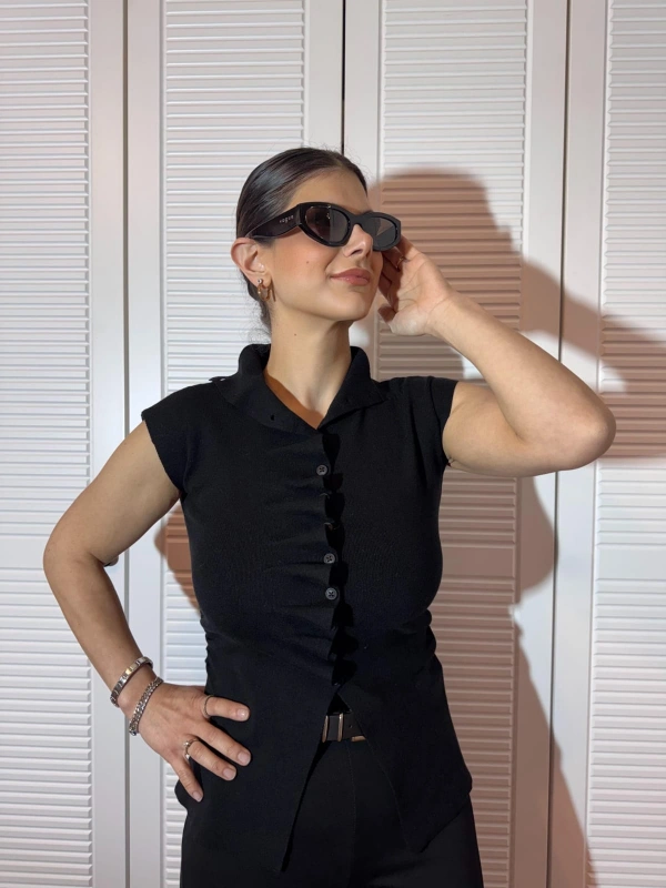 Dik Yaka Fırfır Detaylı Kolsuz Bluz