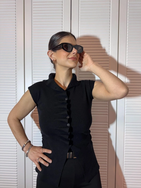 Dik Yaka Fırfır Detaylı Kolsuz Bluz