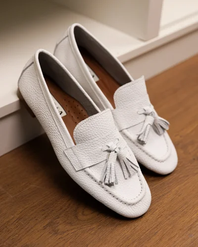 Hakiki Deri Kadın Adeen Beyaz Ponponlu El yapımı Babet