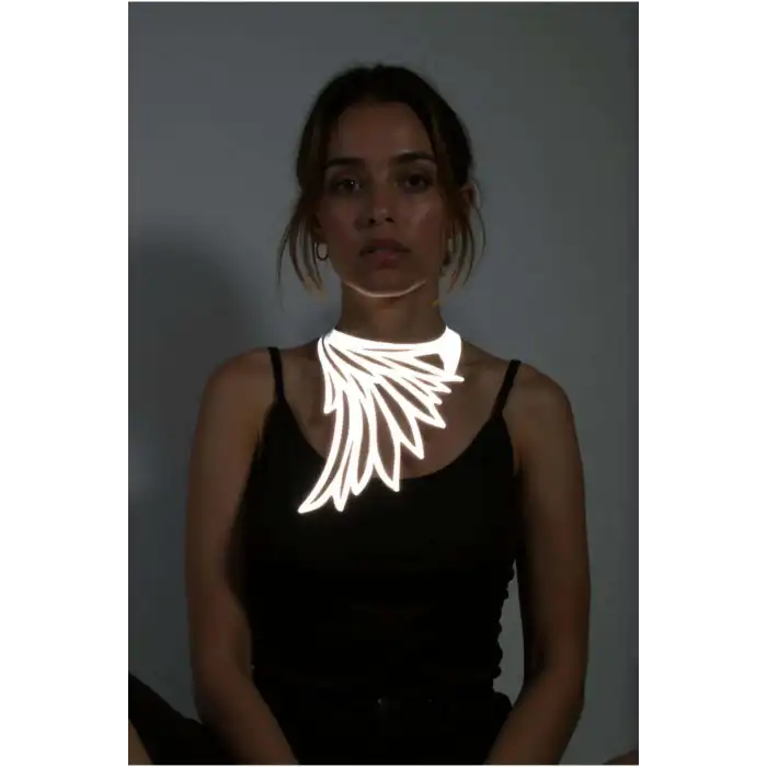 Beyaz Reflektörlü Büyük Kuş Kanadı Choker Kolye, Tarz Lazer Kesim Kolye - APFT1418