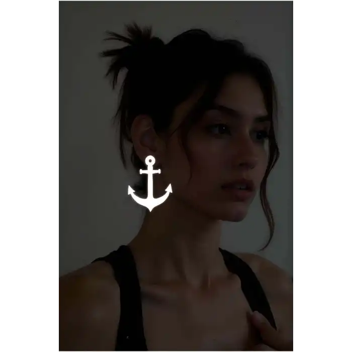 Beyaz Reflektörlü Çapa Küpe, Şık Lazer Kesim Küpe - APBJ020