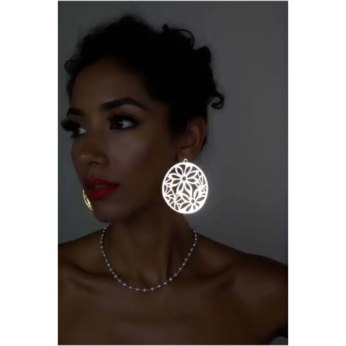 Beyaz Reflektörlü Çiçek Küpe, Şık Tasarım Lazer Kesim Küpe - APBJ023