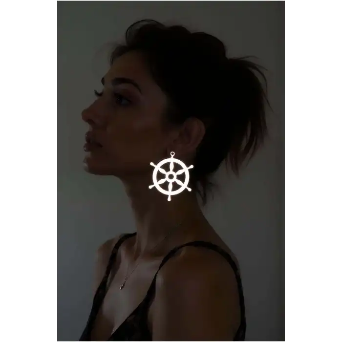 Beyaz Reflektörlü Dümen Küpe, Şık Lazer Kesim Küpe - APBJ021