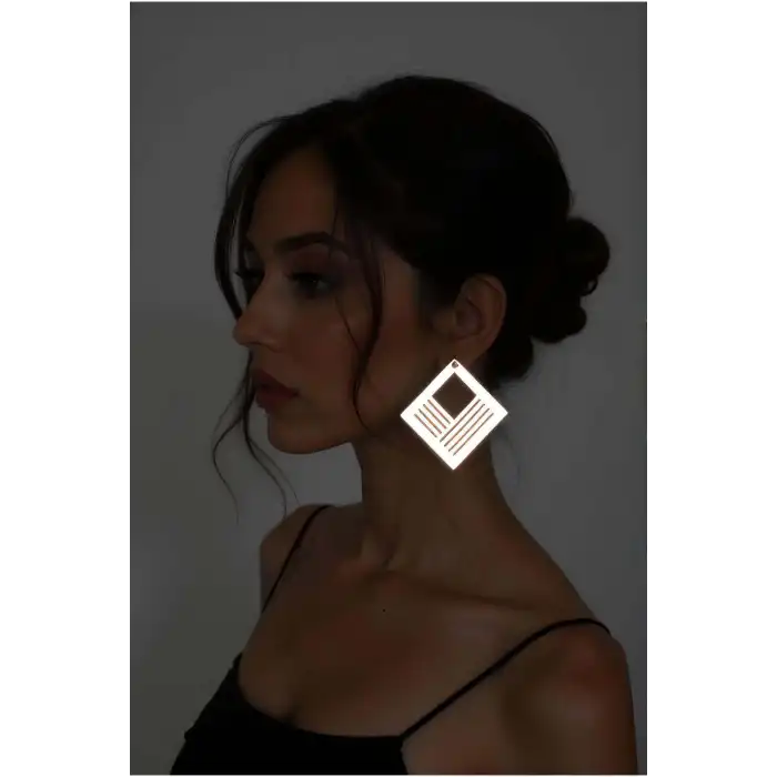 Beyaz Reflektörlü Geometrik Kare Küpe, Şık Lazer Kesim Küpe - APBJ010
