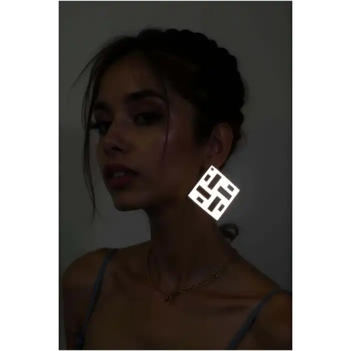 Beyaz Reflektörlü Kare Küpe, Şık Lazer Kesim Küpe - APBJ012