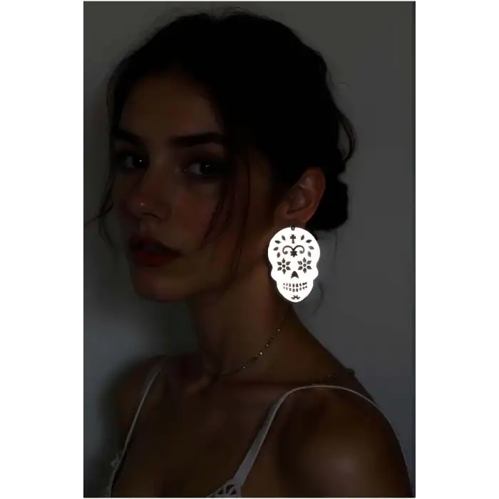 Beyaz Reflektörlü Kurukafa Gotik Küpe, Tarz Lazer Kesim Küpe - APBJ029