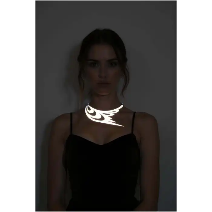 Beyaz Reflektörlü Kuş Kanadı ve Göz Detaylı Choker Kolye, Şık Lazer Kesim Kolye - APFT1414