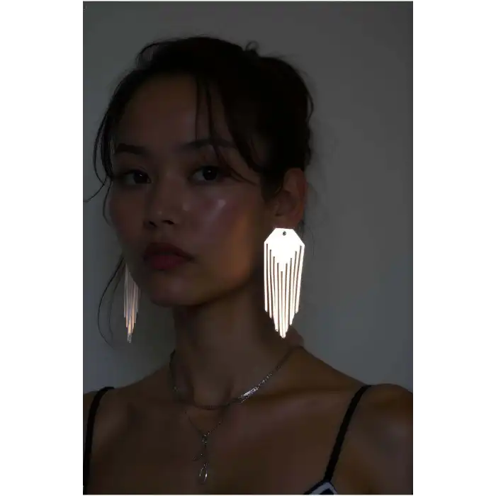 Beyaz Reflektörlü Püsküllü Küpe, Şık Lazer Kesim Küpe - APBJ016