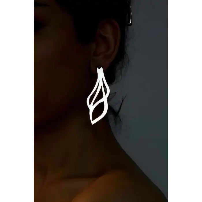 Beyaz Reflektörlü Sallantılı Küpe, Şık Lazer Kesim Küpe - APBJ001