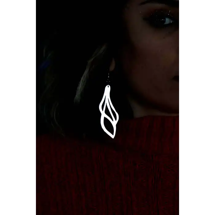 Beyaz Reflektörlü Sallantılı Küpe, Şık Lazer Kesim Küpe - APBJ001