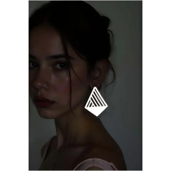 Beyaz Reflektörlü Üçgen Küpe, Şık Lazer Kesim Küpe - APBJ007