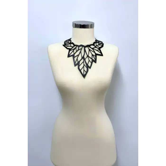 Lazer Kesim Yaprak Desenli Deri Choker, Deri Kolye - APFT1417
