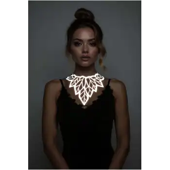Beyaz Reflektörlü Büyük Yaprak Choker Kolye, Tarz Lazer Kesim Kolye - APFT1417