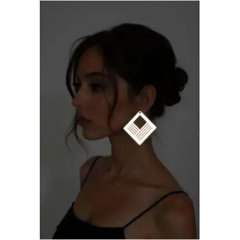 Beyaz Reflektörlü Geometrik Kare Küpe, Şık Lazer Kesim Küpe - APBJ010