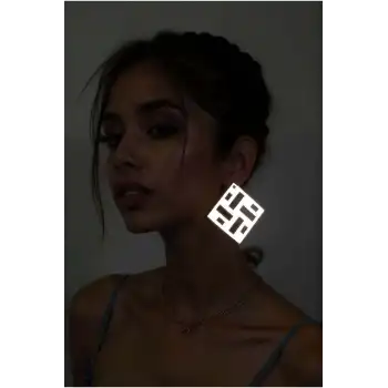 Beyaz Reflektörlü Kare Küpe, Şık Lazer Kesim Küpe - APBJ012