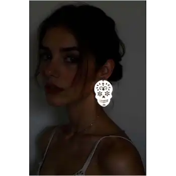 Beyaz Reflektörlü Kurukafa Gotik Küpe, Tarz Lazer Kesim Küpe - APBJ029