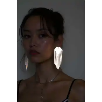 Beyaz Reflektörlü Püsküllü Küpe, Şık Lazer Kesim Küpe - APBJ016