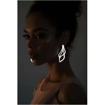 Beyaz Reflektörlü Sallantılı Küpe, Şık Lazer Kesim Küpe - APBJ001