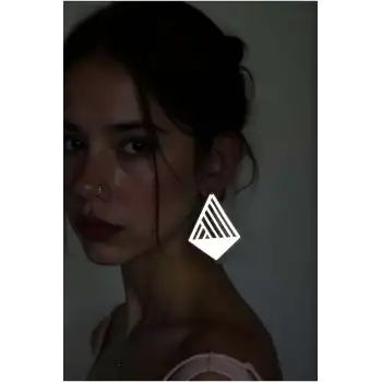 Beyaz Reflektörlü Üçgen Küpe, Şık Lazer Kesim Küpe - APBJ007