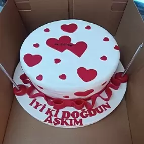 Sevgiliye Kırmızı Kalpli Butik Pasta