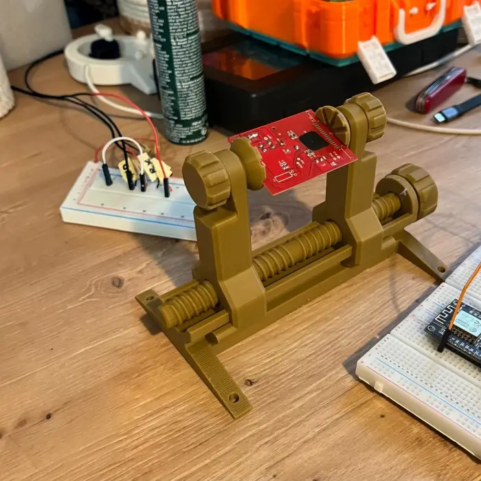 Hızlı Devre Kartı Sabitleme Mengenesi (Quick PCB Fixture)
