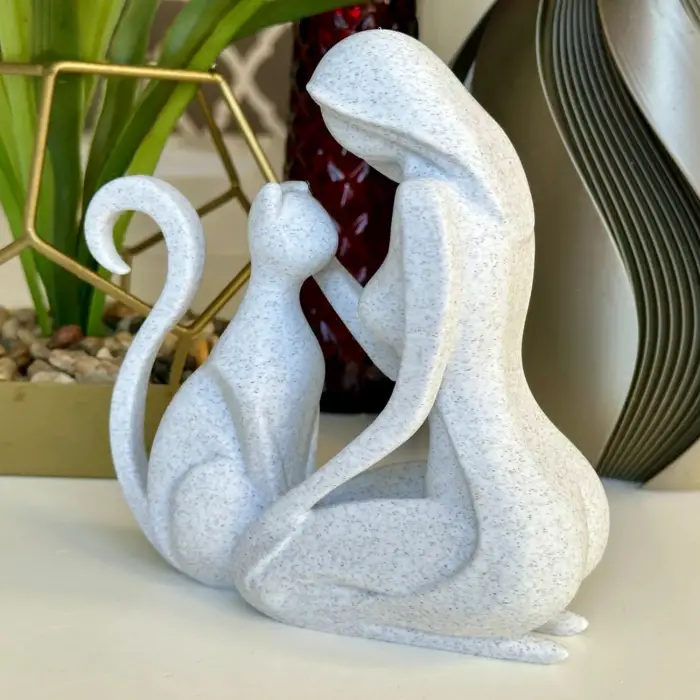 Kedi Seven Kadın Figürü PLA – Dekoratif Modern Heykel