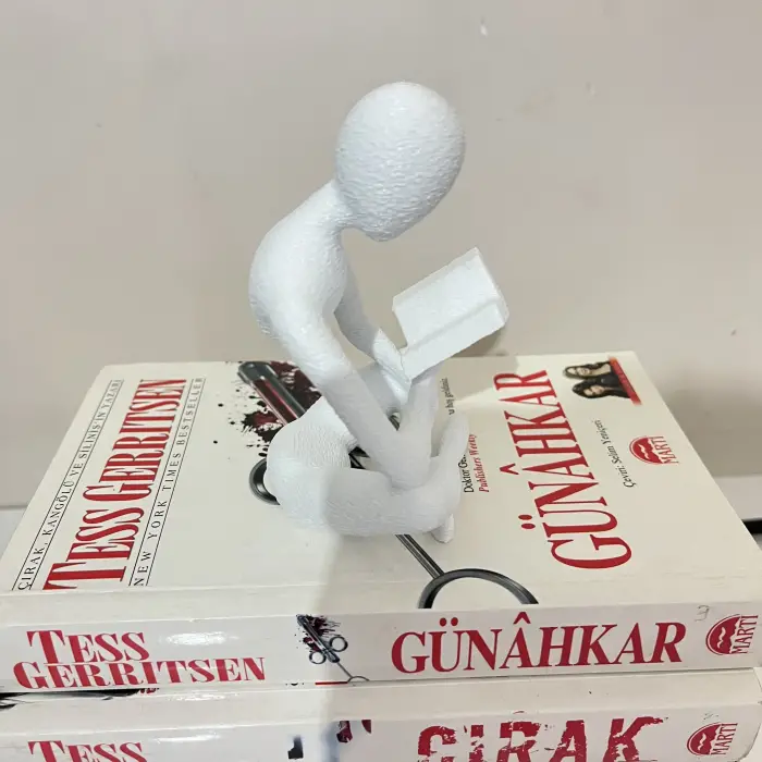 Kitap Okuyan Figür PLA – İskandinav Tarzı Dekoratif Biblo Heykel