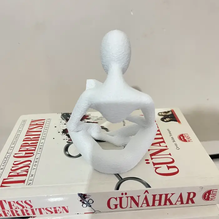 Kitap Okuyan Figür PLA – İskandinav Tarzı Dekoratif Biblo Heykel