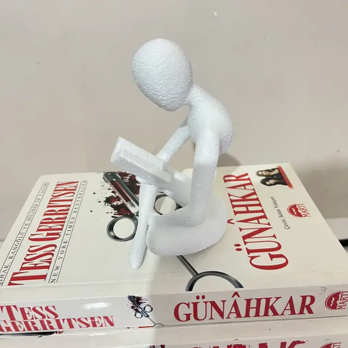 Kitap Okuyan Figür PLA – İskandinav Tarzı Dekoratif Biblo Heykel