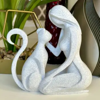 Kedi Seven Kadın Figürü PLA – Dekoratif Modern Heykel