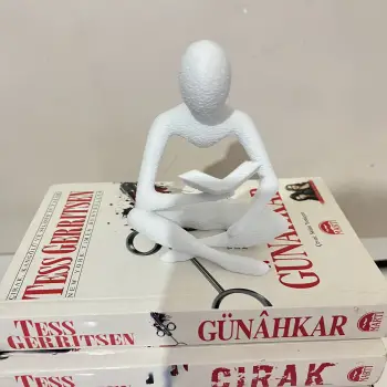 Kitap Okuyan Figür PLA – İskandinav Tarzı Dekoratif Biblo Heykel