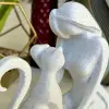 Kedi Seven Kadın Figürü PLA – Dekoratif Modern Heykel