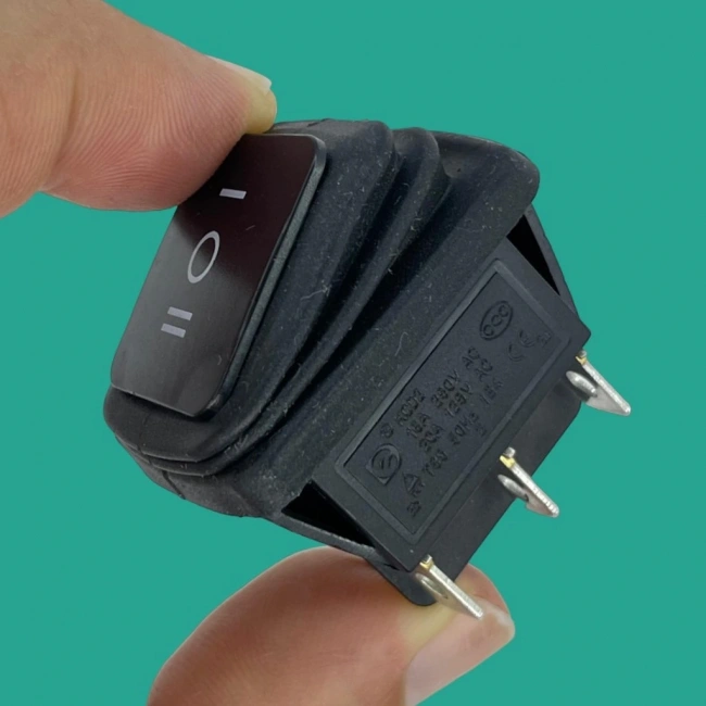 IC-108W Geniş Işıksız Körüklü Anahtar ON-OFF-ON 6P